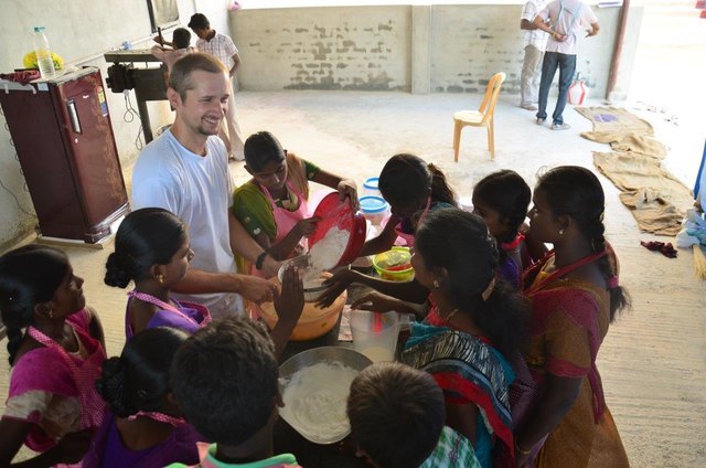 Lothar und Johannes Löschenbrand weihten die Kindern in die Bäckereikunst ein. | Foto: Löschenbrand