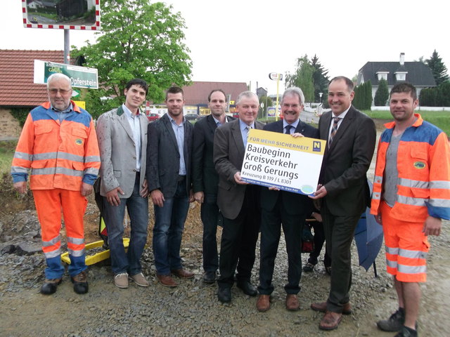 Josef Tauber (Straßenmeisterei Groß Gerungs), Ing. Sacha Fitzal (Straßenbauabteilung Krems), Wolfgang Köck (Leiterstv. der Straßenmeisterei Groß Gerungs), DI Rainer Hochstöger (Leiter der Straßenbauabteilung Krems), Karl Eichinger (Vizebgm. von Groß Gerungs), LR Mag. Karl Wilfing, DI Rainer Irschik (NÖ Straßenbaudirektorstv.), Harald Reisinger (Straßenmeisterei Groß Gerungs). | Foto: Abteilung Straßenbau