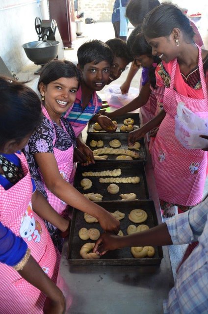 Die Kinder hatten sichtlich Spaß beim Backen der süßen Leckereien. | Foto: Löschenbrand
