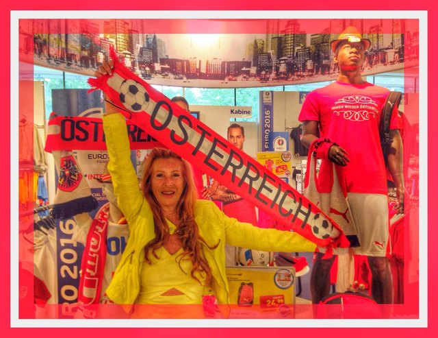 Renate will ganz sportlich denken und für uns`re Elf die Fahne schwenken ! Ihr Ruf ist laut und nicht zu weich "Immer wieder Österreich" !