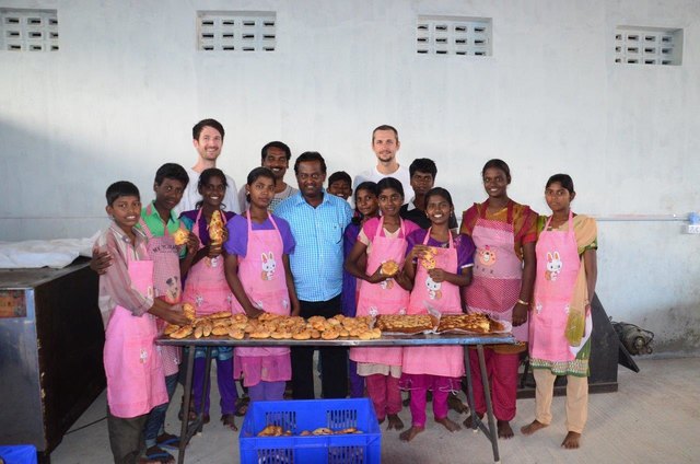 Lothar und Johannes Löschenbrand, mit Pastor John und den Kindern aus dem Kinderheim in Indien. | Foto: Löschenbrand