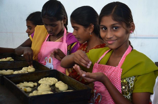 Die Kinder hatten sichtlich Spaß beim Backen der süßen Leckereien. | Foto: Löschenbrand