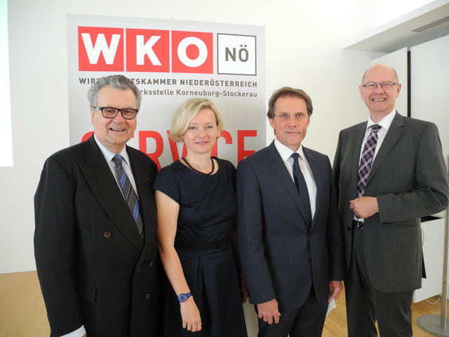 Bezirksstellenobmann Peter Hopfeld begrüßte Vortragende HR Alexandra Graf und Vorstand der Finanzämter Hollabrunn-Korneuburg-Tulln Anton Trauner gemeinsam mit Raika- Direktor Günther Geyrhofer zur UST-Infoveranstaltung in der Raiffeisenbank Stockerau. | Foto: Bezirksstelle