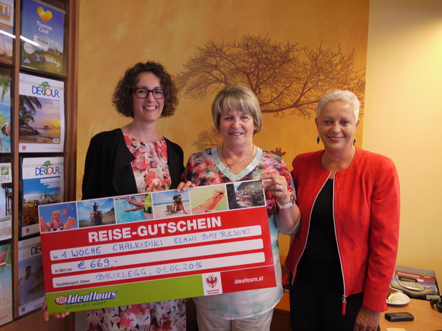 Am vergangenen Mittwoch nahm die glückliche Gewinnerin Elisabeth Schnögl aus Rietz (Mitte) den Scheck entgegen. Susanne Neuhauser,Idealtours Geschäftsführung (li.) und Elisabeth Spirk, Idealtours Reise-Expertin (re.) gratulierten recht herzlich.