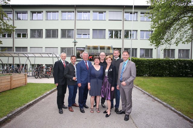(v.l.n.r.): LAbg. Josef Schöchl, Abg. z. NR Asdin El Habbassi,  Helmut Mödlhammer (Präsident des Österreichischen Gemeindebundes), Direktorin Anna Weyringer, Architekt Ludwig Kofler, Landtagspräsidentin Brigitta Pallauf, Reiner Brugnara und Bürgermeister Adolf Rieger. | Foto: Neumayr