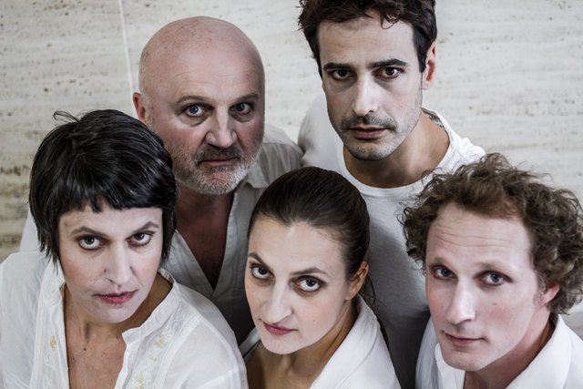 Katrin Ackerl (Atossa), Marcus Thill (Dareios), Eva Reinold (Chor), Valentien Schreyer (Bote), Markus Achatz (Xerxes) | Foto: Wolkenflug/KK