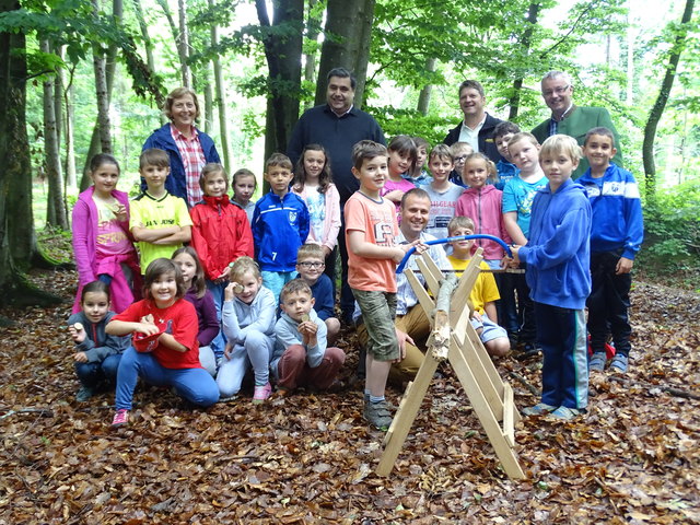 Die Gnaser Schüler  mit Pädagogin Angela Hasenburger und Vertretern der Kammer bzw. des Forstreferats.