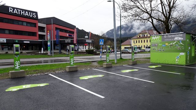 Direkt gegenüber dem Rathaus von Kötschach-Mauthen wurde die AAE-Tankstelle errichtet