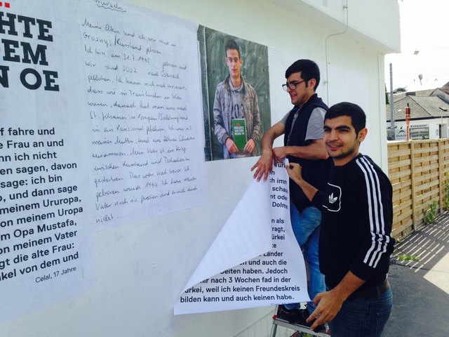 Amir & Sayed als "Plakatierer" vor der VHS Hietzing.  Mehr unter: http://importundexport.at/