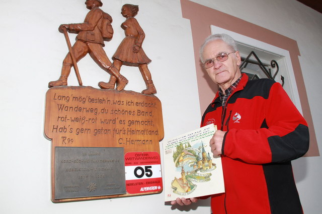Karl Tschemmernegg mit der Schallplatte "Musik und Gesang am Nord-Süd-Weitwanderweg".