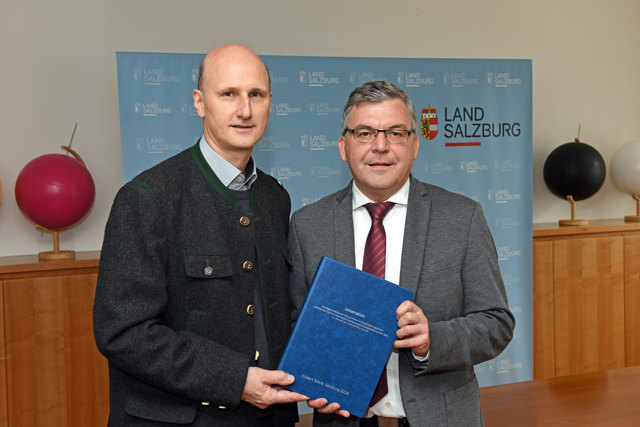 Historiker Hubert Stock und Landesrat Josef Schwaiger. | Foto: LMZ/Neumayr