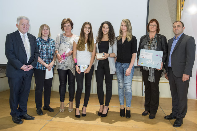 LH Josef Pühringer, Gertrude Jindrich, Obmann Albert Maringer und Vertreterinnen der PTS Perg | Foto: Peter Christian Mayr (Cityfoto)