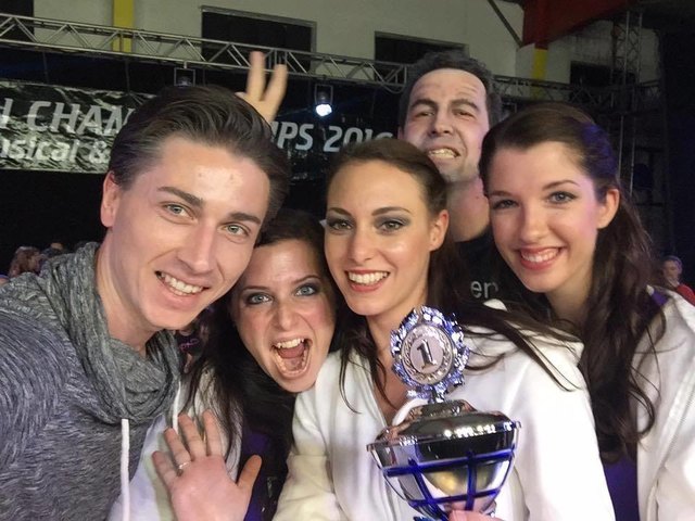 Die Goldtrophäe ging an Oliver Mulzet, Daniela Pfeffer, Viktoria Hotwagner, Walter Ehrenhöfer und Tamara Kalcher von der Tanzschule Move! in Oberwart. | Foto: privat