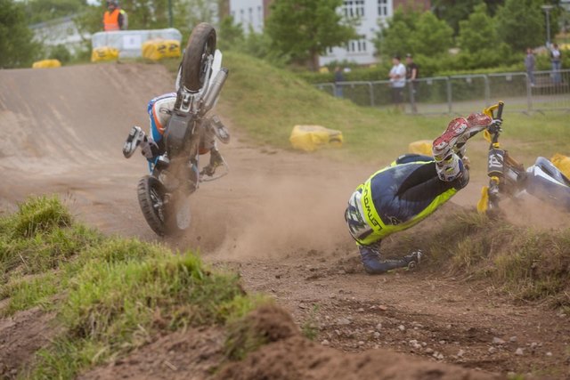 Hier krachte ein Konkurrent in Bauers-Motorrad – der sich daraufhin überschlug. | Foto: www.mikefoto.de