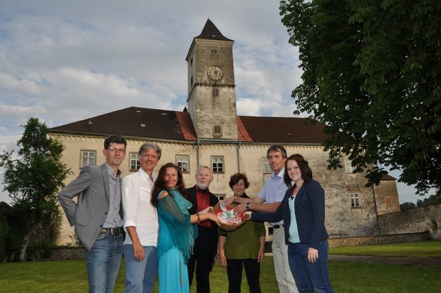 Hans Wurzinger, Harald Koisser, Veronika Lamprecht, die Musiker Wolfgang und Irmgard Seidl, Bgm. Johannes Rechberger und Victoria Jungreitmayr (v. l.). | Foto: Marina Stöbich