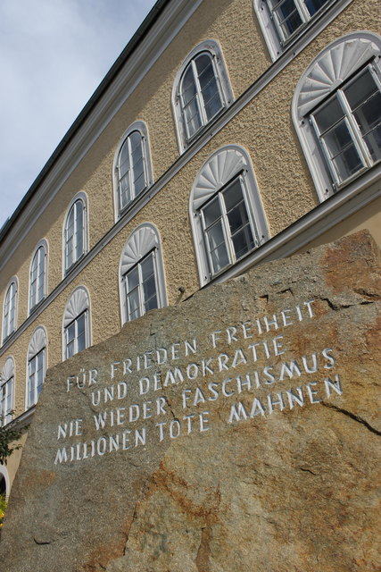 Mahnstein vor dem Hitler-Geburtshaus