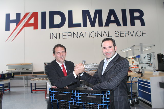 Der Leiter von "Haidlmair International Service", Christian Eckhart (li.) mit Haidlmair Firmenchef Mario Haidlmair. | Foto: Staudinger