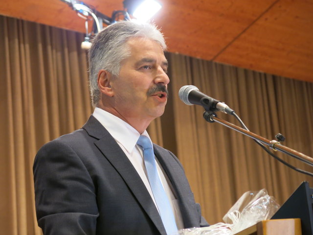 Bezirkshauptmann Raimund Waldner übergab an den neuen Ehrenringträger eine „Medizin“. | Foto: Peter Leitner