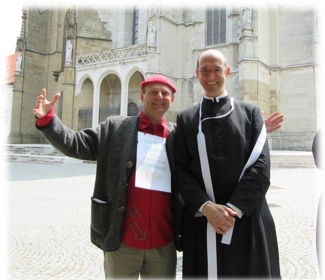 Ein Augustiner Chorherr mit ehrlichen Lachen.