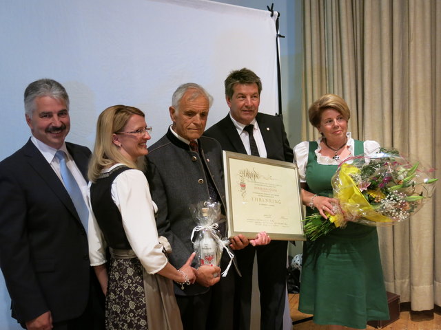 Bezirkshauptmann Raimund Waldner, Vize-Bürgermeisterin Daniela Holaus, Ehrenring-Träger Hermann Föger, Bürgermeister Helmut Dablander und Margreth Föger. | Foto: Peter Leitner