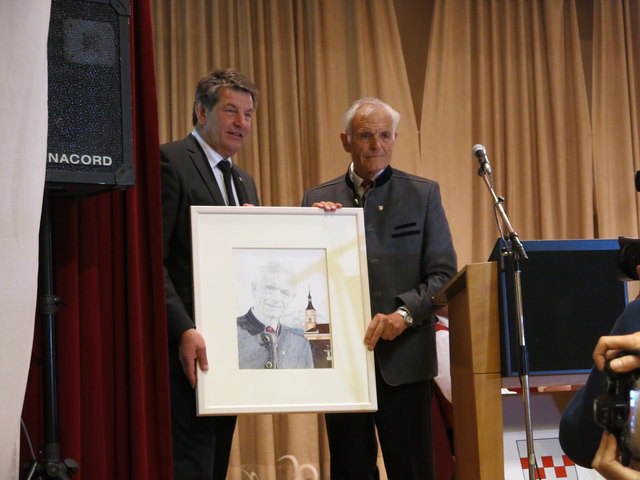 Helmut Dablander und Hermann Föger präsentierten das von Elmar Peintner geschaffene Kunstwerk. | Foto: Peter Leitner