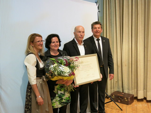 Vize-Bürgermeisterin Daniela Holaus, Burgi Gritsch, Ehrenzeichenträger Heinrich Gritsch und Bürgermeister Helmut Dablander. | Foto: Peter Leitner