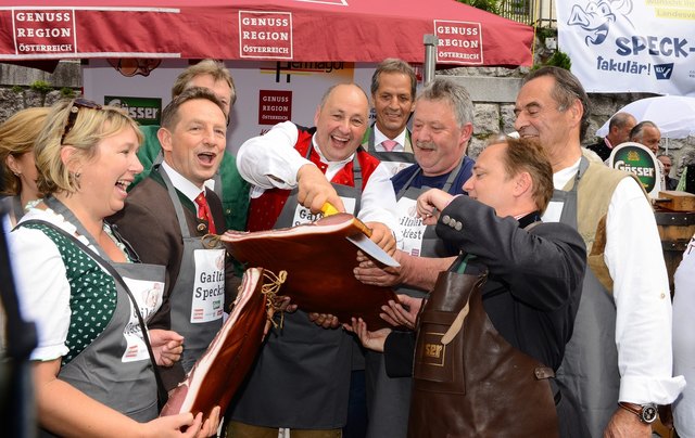 Es ist vollbracht: Der frische Speck ist angeschnitten!