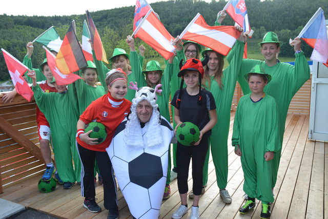 Grasski trifft Fußball bei der Startnummernauslosung in Rettenbach.