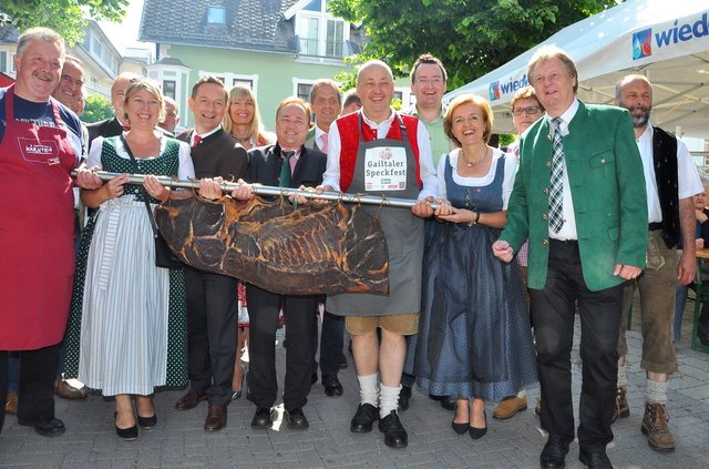 Viel Prominenz beim "Aufmarsch" zum legendären Speckanschnitt am Hauptplatz der Wulfeniastadt