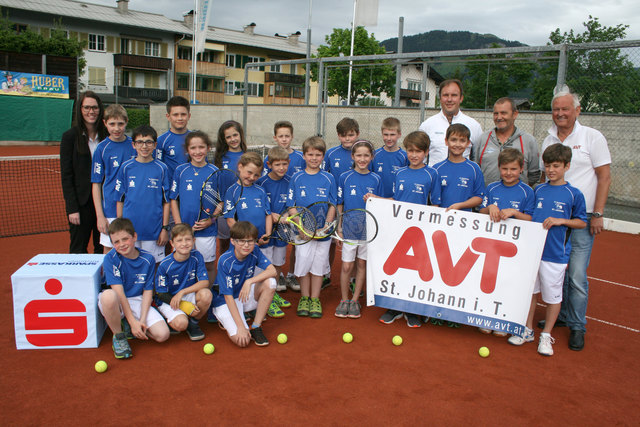 Die Kinder des TC St. Johann präsentieren stolz ihre neue Bekleidung mit den Sponsorenvertretern Verena Pedevilla (Sparkasse) und Siegfried Siegele (AVT Vermessung). | Foto: TC St. Johann