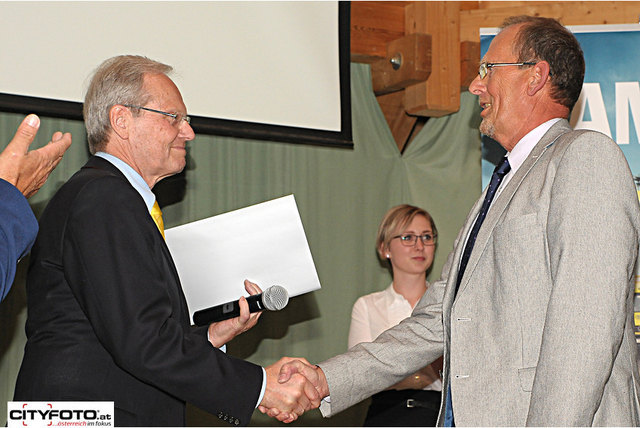 Verleihung durch Präsident Mag. Pramendorfer | Foto: cityfoto.at