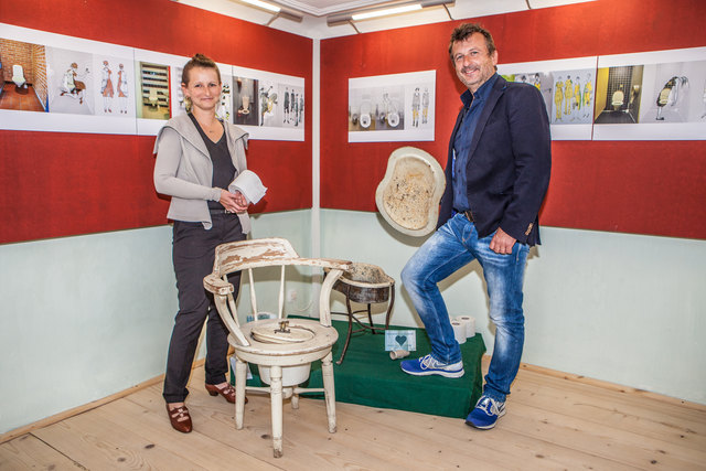 Künstlerin Sonja Brandl (im Bild mit Bachschmiede GF Bernhard Robotka) stellt bei der Sonderausstellung eigene Werke aus. | Foto: Die Bachschmiede/Reifberger