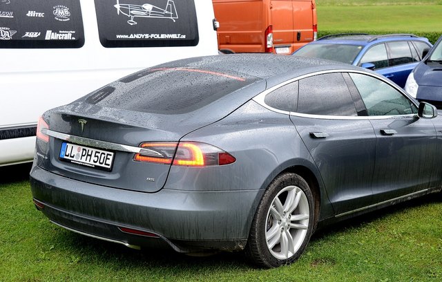 Umweltfreundlich Fliegen und umweltfreundlich Fahren, z.B. mit Tesla...