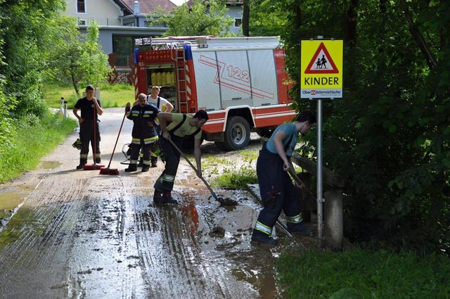 Verkehrswege freimachen: Die Einsatzkräfte der Freiwilligen Feuerwehr Freiling (Oftering) waren heute Vormittag im Einsatz.