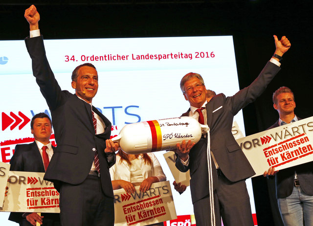 Eindrucksvolles Votum: Über 99 Prozent der Delegierten stimmten für Peter Kaiser als Obmann, Bundeskanzler Christian Kern gratuliert | Foto: SPÖ/Eggenberger
