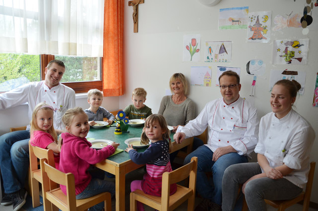 Koch Daniel Karan, Kindergartenpädagogin Marion Maier, Küchenchef Mario Lackner, Eva Schersch und die jungen Genießer | Foto: Schön für besondere Menschen