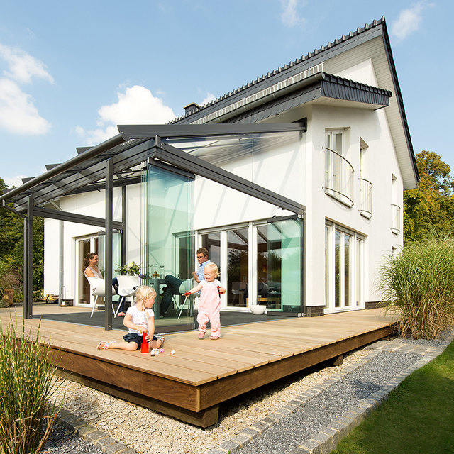 Schnell und unkompliziert verschließen rundum senkrechte Glasscheiben das Glashaus von Solarlux. Dadurch ist der Innenraum windgeschützt und gleichzeitig sonnen-durchflutet - ein schönes Plätzchen auch an kälteren Tagen.   Foto: Solarlux GmbH