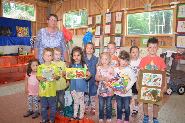 Einen bunten Faden durch das bilderreiche Kindergartenjahr präsentierte der Kindergarten Bad Blumau in der Eishalle Lindegg.