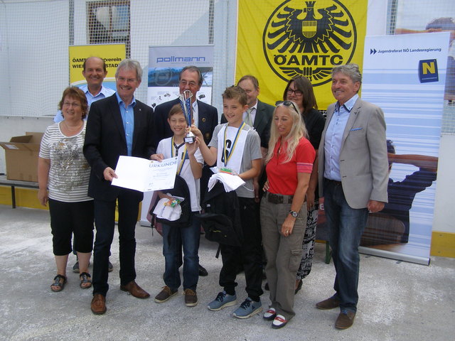 2. Platz Burschen - NMS Harmannsdorf: Hildegard Sulz (Landesjugendreferat), Dir. Johann Müller, Landesrat Mag. Karl Wilfing, Stefan Franye (ÖAMTC Zweigvereine), Thomas Reichmann,  Simon Winter, Hubert Maryschka, StR Alice Schopper, Inge Thomas, Anton Kainrath (Landesjugendreferat) | Foto: NLK Filzwieser