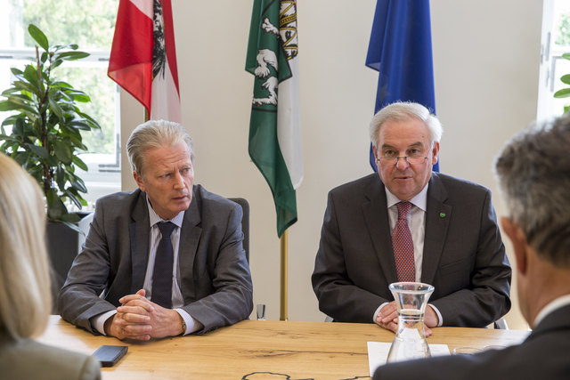 Stolz auf steirische Forschung: Reinhold Mitterlehner (l.), Hermann Schützenhöfer | Foto: Scheriau