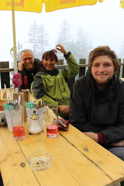 Nass? Na und? Thomas, Gabriele, Felix trotzem dem feuchten Wetter | Foto: Jana Herzog