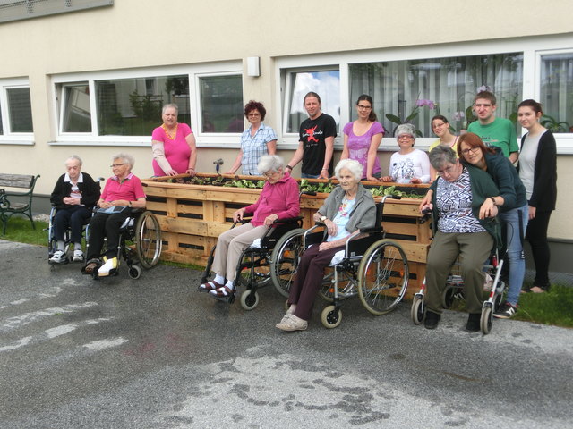 Bewohner und Klienten des Pflegeheims und der Tagesstätter pflanzten mit dem JUKO erste Hochbeete. | Foto: KK