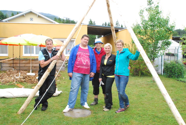 Das Team der Sparda Bank mit dem Team von der Tagesstätte 4 Jahreszeiten