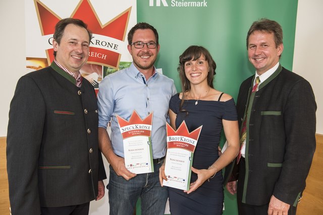 Präsident Franz Titschenbacher (r.) freut sich mit den steirischen Finalisten. Im Bild Bettina und Gregor Tertinjek aus Leutschach. Sie sind mit ihrem Brot und Rohschinken Reserve 2014 im Finale. Links im Bild: Gutes vom Bauernhof-Obmann Franz Deutschmann. | Foto: © LK, Franz Suppan