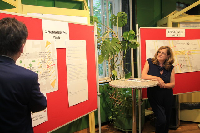 Bezirksvorsteherin Susanne Schaefer-Wiery hört sich die Ideen genau an.