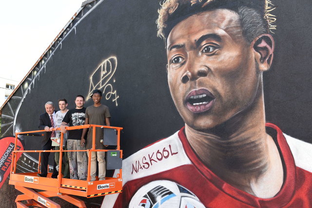 In der Langobardenstraße 170 findet man das haushohe Graffiti von Superstar David Alaba. Beim Signieren waren auch BV Ernst Nevrivy die Graffiti-Künstler Mario Hubinger und Stefan Fenzal (v.l.) dabei.