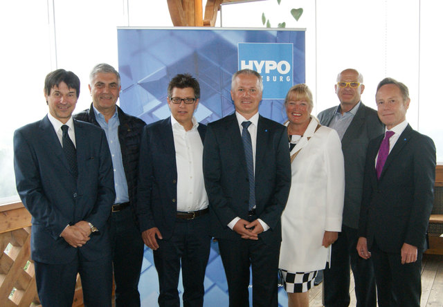 Peter Brezinschek (globaler Leiter von Raiffeisen Research), Peter Hettegger (Hotel Edelweiß), Claus Weissofner (Glas + Metall Weissofner), Anton Hettegger (Regionaldirektor Pongau HYPO Salzburg), Karin und Wolfgang Bauer (Bäckerei-Cafe-Konditorei Bauer) und Helmut Praniess (Generaldirektor HYPO Salzburg). | Foto: Hypo Salzburg