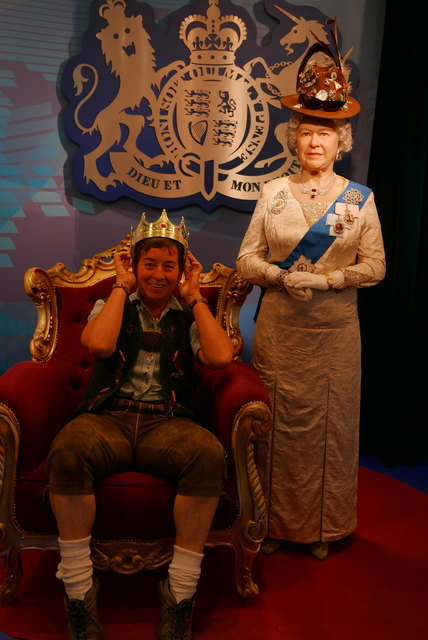 "Kronentausch" mit der Queen.