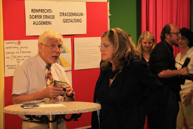 Hans Hartweger, Direktor des Wirtschaftsmuseums und Bezirksvorsteherin Susanne Schaefer-Wiery