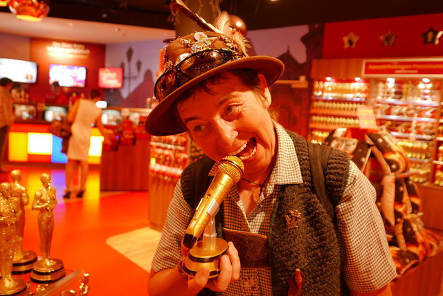 Und weil die Erika so brav war, bekommt sie das goldene Mikrofon!